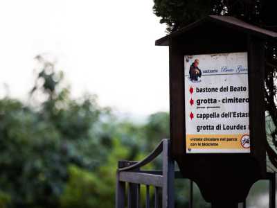 Grazie ad alcuni cartelli direzionali, possiamo notare altri angoli d�interesse presenti all�interno del santuario come i luoghi di preghiera della "grotta di Lourdes" e della �cappella dell'estasi�...